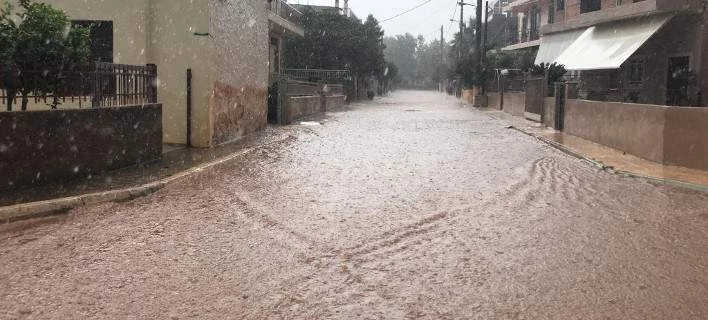 Κατακλυσμός τώρα στη Μάνδρα –  Εκλεισαν την παλιά Εθνική οδό (εικόνες, βίντεο)